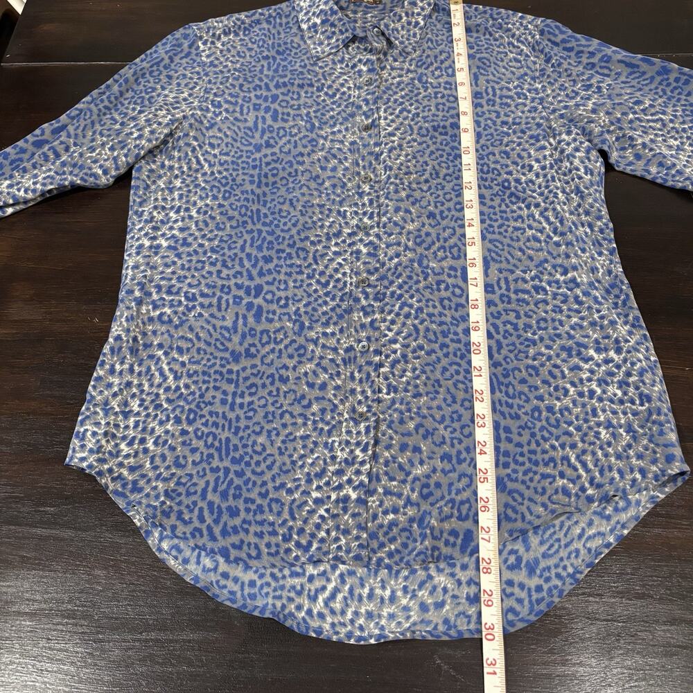J.McLaughlin Blue Gray Leopard Print 100% Silk Blouse Shirt M Quiet Luxury - Picture 7 of 7